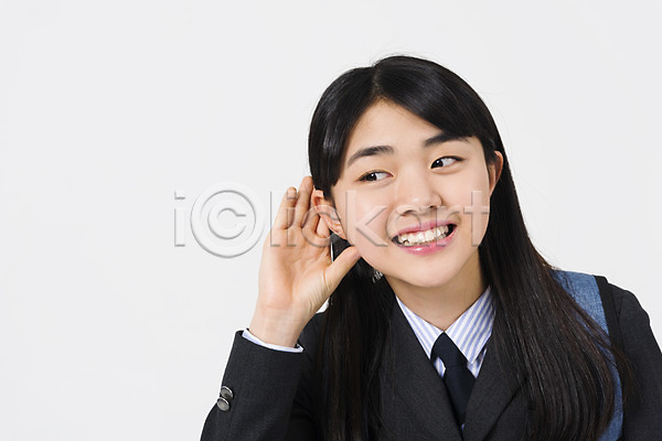 10대 십대여자한명만 여자 중학생 청소년 한국인 한명 JPG 앞모습 포토 교복 듣기 상반신 서기 손짓 스튜디오촬영 실내 십대라이프스타일 여중생 여학생 웃음 응시