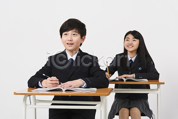 10대 남자 두명 십대만 여자 중학생 청소년 한국인 JPG 앞모습 포토 교복 기록 남중생 남학생 상반신 수업 스튜디오촬영 실내 십대라이프스타일 앉기 여중생 여학생 웃음 응시 책상 친구 학교 학생