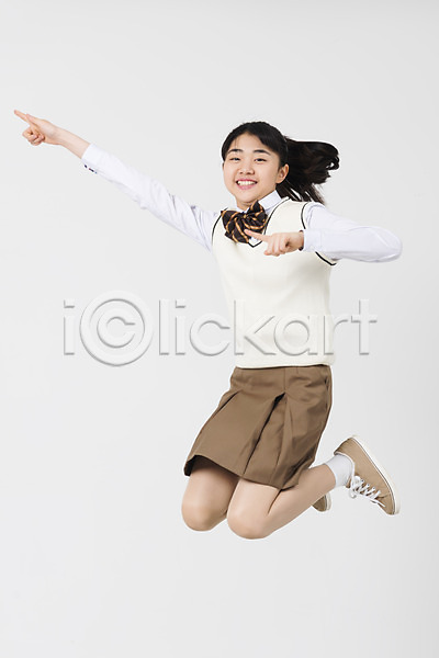 10대 십대여자한명만 여자 중학생 청소년 한국인 한명 JPG 앞모습 포토 가리킴 교복 손짓 스튜디오촬영 실내 십대라이프스타일 여중생 여학생 웃음 입학 전신 점프