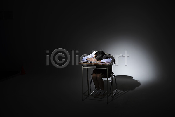 슬픔 피곤 10대 십대여자한명만 여자 중학생 청소년 한국인 한명 JPG 앞모습 포토 교복 스튜디오촬영 실내 십대라이프스타일 앉기 엎드리기 여중생 여학생 의자 전신 책상 힘듦