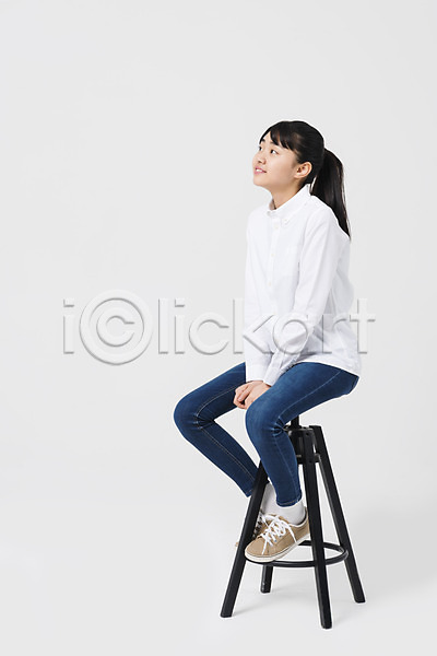 10대 십대여자한명만 여자 중학생 청소년 한국인 한명 JPG 옆모습 포토 스튜디오촬영 실내 십대라이프스타일 앉기 여중생 여학생 웃음 응시 의자 전신 캐주얼