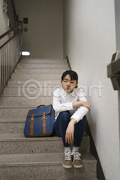 슬픔 10대 십대여자한명만 여자 중학생 청소년 한국인 한명 JPG 앞모습 포토 가방 계단 스튜디오촬영 실내 십대라이프스타일 앉기 여중생 여학생 응시 전신 캐주얼 힘듦