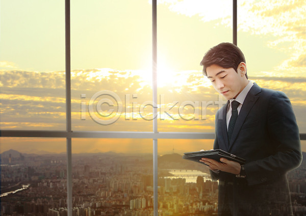 20대 남자 성인 성인남자한명만 한국인 한명 PSD 편집이미지 구름(자연) 노을 도시 비즈니스맨 빌딩 상반신 창문 태블릿 편집 하늘