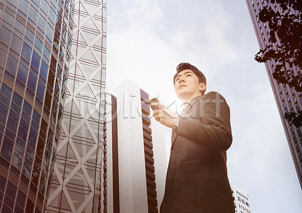 20대 남자 성인 성인남자한명만 한국인 한명 PSD 편집이미지 구름(자연) 비즈니스맨 빌딩 상반신 스마트폰 응시 편집 하늘