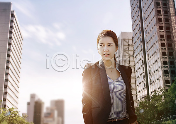 20대 성인 성인여자한명만 여자 한국인 한명 PSD 편집이미지 구름(자연) 비즈니스우먼 빌딩 상반신 편집 하늘 햇빛
