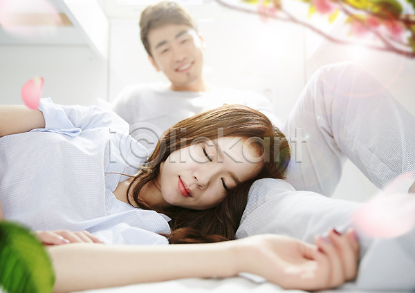 휴식 30대 남자 두명 성인 성인만 여자 한국인 PSD 편집이미지 나뭇잎 눈감음 눕기 미소(표정) 앉기 커플 편집