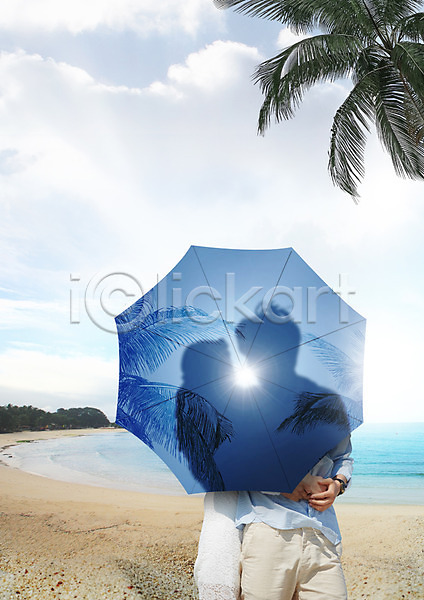 20대 남자 두명 성인 성인만 여자 한국인 PSD 편집이미지 그림자 상반신 야자수 얼굴가리기 여행 우산 커플 편집 포옹 하늘 해변 햇빛