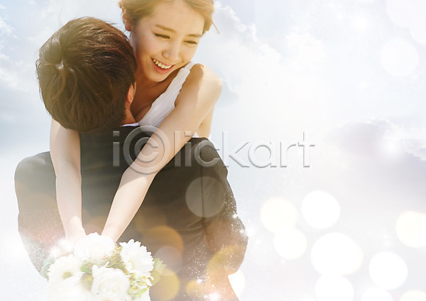 행복 20대 남자 두명 성인 성인만 여자 한국인 PSD 뒷모습 편집이미지 결혼 보케 부케 상반신 웃음 커플 편집 포옹