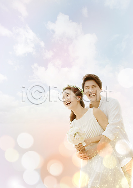 행복 30대 남자 두명 성인 성인만 여자 한국인 PSD 앞모습 편집이미지 결혼 구름(자연) 보케 부케 상반신 웃음 커플 편집 포옹 하늘