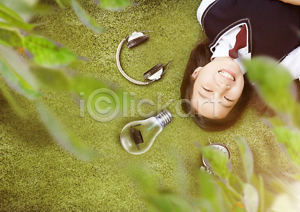 여자 청소년 한국인 한명 PSD 편집이미지 교복 교육 나뭇잎 눕기 상반신 웃음 자명종 잔디 전구 청소년교육 편집 학사모 학생 헤드폰