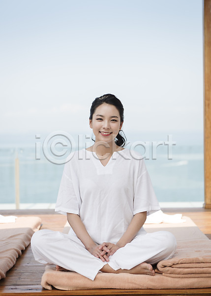 휴식 20대 성인 성인여자한명만 여자 한국인 한명 JPG 앞모습 포토 매트 미소(표정) 앉기 야외 여행 전신 정자(건축물) 주간 태국 파타야 해외여행 휴가