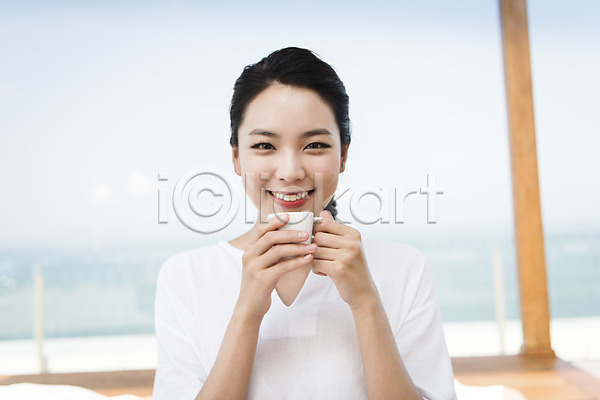 휴식 20대 성인 성인여자한명만 여자 한국인 한명 JPG 앞모습 포토 들기 미소(표정) 상반신 안식처 앉기 야외 여행 정자(건축물) 주간 커피잔 태국 파타야 해외여행 휴가