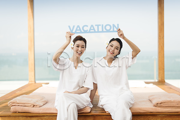 우정 휴식 20대 두명 성인 성인여자만 여자 한국인 JPG 앞모습 포토 꽃 들기 매트 미소(표정) 상반신 앉기 야외 여행 정자(건축물) 주간 친구 태국 파타야 해외여행 휴가