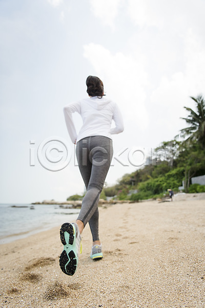 20대 성인 성인여자한명만 여자 한국인 한명 JPG 뒷모습 로우앵글 아웃포커스 포토 건강 달리기 바다 야외 여행 운동 운동복 전신 조깅 주간 태국 파타야 해외여행 휴가