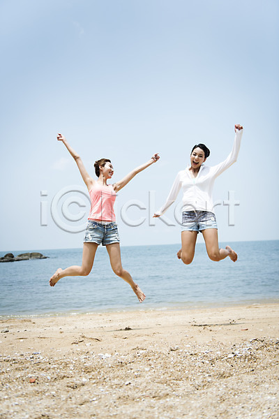 우정 즐거움 20대 두명 성인 성인여자만 여자 한국인 JPG 앞모습 포토 바다 야외 여행 웃음 전신 점프 주간 친구 태국 파타야 해변 해외여행 휴가