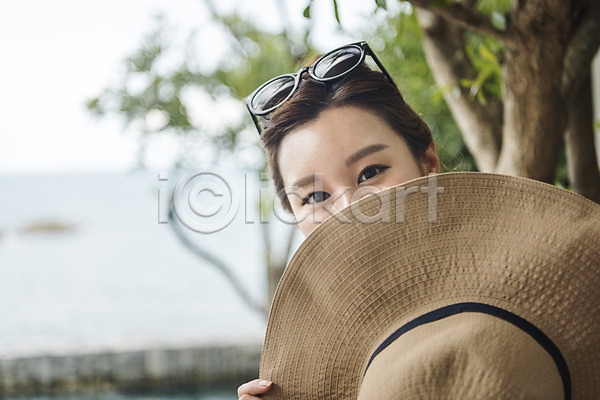20대 성인 성인여자한명만 여자 한국인 한명 JPG 아웃포커스 앞모습 포토 모자(잡화) 상반신 선글라스 야외 얼굴가리기 여행 주간 태국 파타야 해외여행 휴가