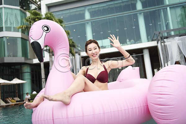 즐거움 20대 성인 성인여자한명만 여자 한국인 한명 JPG 앞모습 포토 물놀이 미소(표정) 비키니 수영복 수영장 야외 여행 인사 전신 주간 태국 튜브 파타야 플라밍고 플라밍고튜브 해외여행 휴가