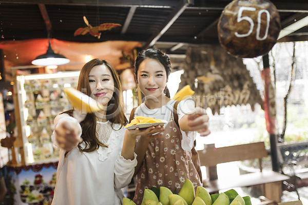 우정 20대 두명 성인 성인여자만 여자 한국인 JPG 아웃포커스 앞모습 포토 과일 들기 망고 미소(표정) 상반신 서기 수상시장 실내 여행 주기 친구 태국 파타야 해외여행 휴가