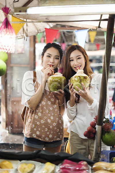 우정 20대 두명 성인 성인여자만 여자 한국인 JPG 아웃포커스 앞모습 포토 과일 들기 먹기 상반신 서기 수상시장 야외 여행 웃음 친구 코코넛 코코넛주스 태국 파타야 해외여행 휴가