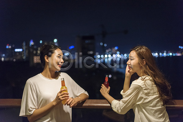 우정 20대 두명 성인 성인여자만 여자 한국인 JPG 아웃포커스 앞모습 옆모습 포토 기댐 난간 들기 미소(표정) 발코니 상반신 서기 술병 야간 야외 여행 음료 응시 주류 친구 태국 파타야 해외여행 휴가