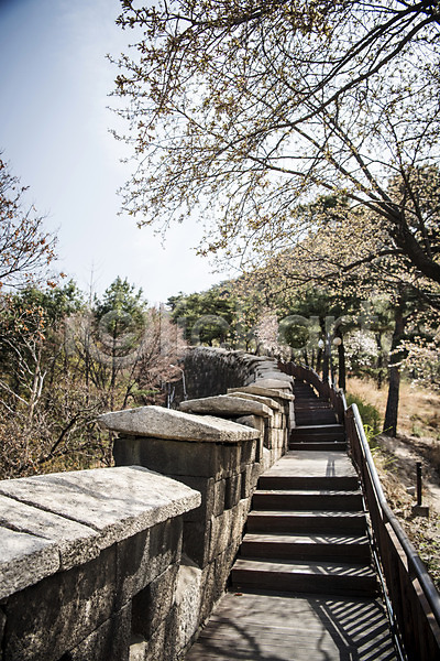 사람없음 JPG 로우앵글 포토 계단 나무 봄풍경 북악산 산책로 서울 성곽길 야외 원근감 주간 풍경(경치) 한국