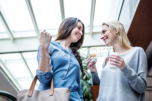 20대 30대 두명 서양인 성인 성인여자만 여자 JPG 아웃포커스 앞모습 포토 들기 마주보기 상반신 상점 샌드위치 서기 쇼핑 쇼핑몰 실내 웃음 친구 커피