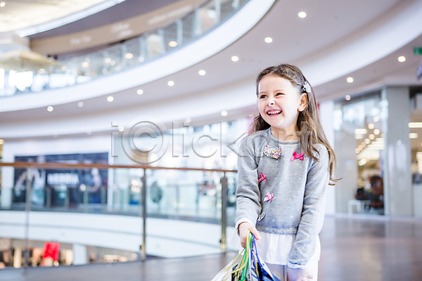 서양인 소녀(어린이) 소녀만 어린이 여자 한명 JPG 아웃포커스 앞모습 포토 들기 상반신 상점 서기 쇼핑 쇼핑몰 쇼핑백 실내 웃음