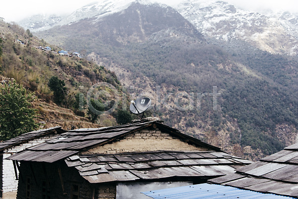 사람없음 JPG 포토 네팔 산 안나푸르나 야외 위성안테나 자연 주간 주택 지붕 풍경(경치) 해외풍경