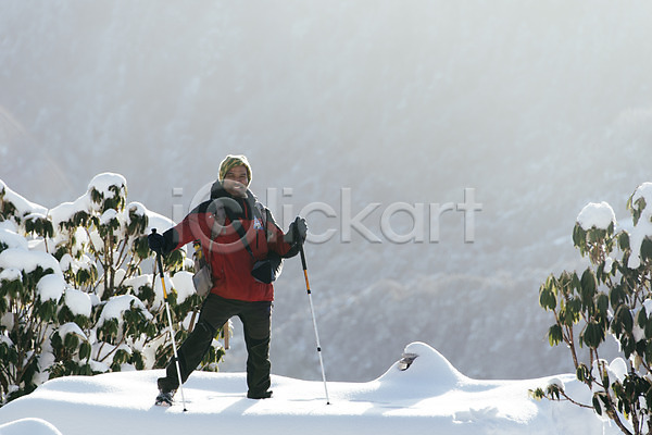 남자 성인 한명 JPG 앞모습 포토 나무 네팔 눈(날씨) 등산 만년설 산 서기 안나푸르나 야외 자연 전신 주간 풍경(경치) 해외풍경 히말라야