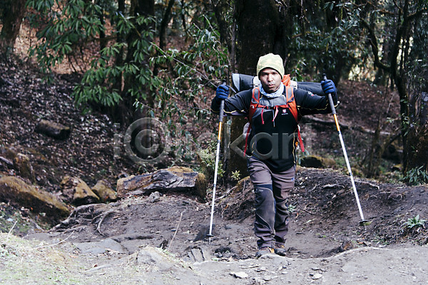 남자 성인 외국인 한명 JPG 앞모습 포토 걷기 네팔 등산 등산스틱 안나푸르나 야외 자연 전신 주간 풍경(경치) 해외풍경