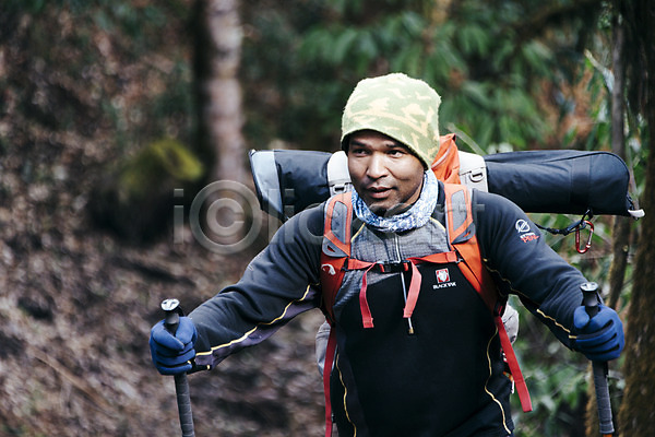 남자 성인 외국인 한명 JPG 앞모습 포토 걷기 네팔 등산 등산스틱 상반신 안나푸르나 야외 자연 주간 풍경(경치) 해외풍경