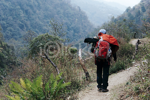 남자 성인 한명 JPG 뒷모습 포토 걷기 네팔 등산 산 안나푸르나 야외 자연 전신 주간 풍경(경치) 해외풍경