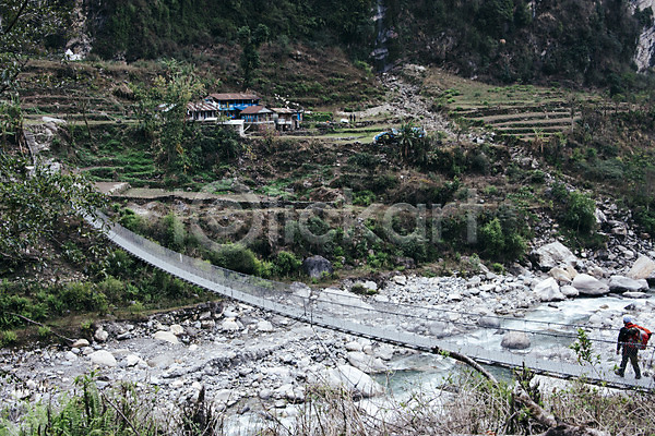 남자 성인 한명 JPG 포토 건너기 걷기 계곡 네팔 다리(건축물) 안나푸르나 야외 자연 전신 주간 주택 풍경(경치) 해외풍경