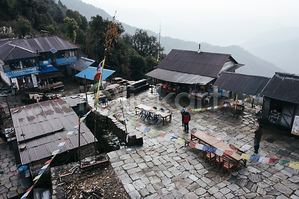 남자 성인 세명 여자 JPG 포토 나무 네팔 안나푸르나 야외 여행객 자연 주간 주택 풍경(경치) 해외풍경