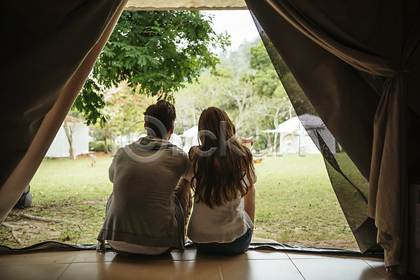 20대 남자 두명 서양인 성인 성인만 여자 JPG 뒷모습 포토 공원 데이트 상반신 숲 앉기 야외 여행 자연 주간 초원(자연) 캠핑 커플 태국 텐트 파타야