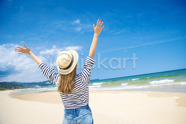 산책 여유 즐거움 행복 휴식 20대 성인 성인여자한명만 여자 한명 JPG 뒷모습 포토 바다 상반신 서기 손들기 야외 여름(계절) 여름풍경 일상 주간 풍경(경치) 하늘 해변 휴가