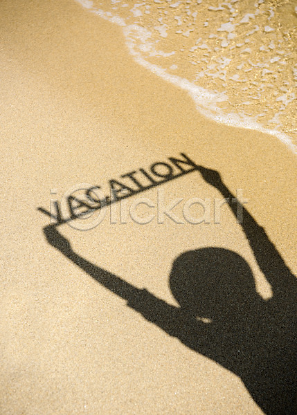 휴식 사람 성인 한명 JPG 포토 그림자 들기 모래 모래사장 바다 상반신 서기 야외 여름(계절) 여름풍경 주간 풍경(경치) 휴가