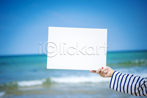 휴식 20대 성인 성인여자한명만 신체부위 여자 한명 JPG 아웃포커스 포토 광고판 들기 바다 배너 사각프레임 손 알림판 야외 여름(계절) 여름풍경 주간 풍경(경치) 프레임 휴가
