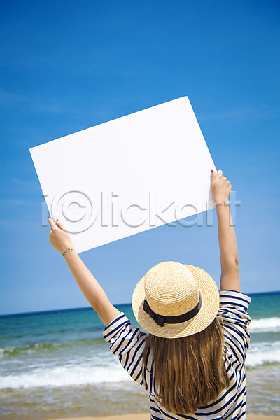 여유 즐거움 휴식 20대 성인 성인여자한명만 여자 한명 JPG 뒷모습 포토 광고판 들기 바다 배너 사각프레임 상반신 서기 알림판 야외 여름(계절) 여름풍경 일상 주간 풍경(경치) 프레임 휴가
