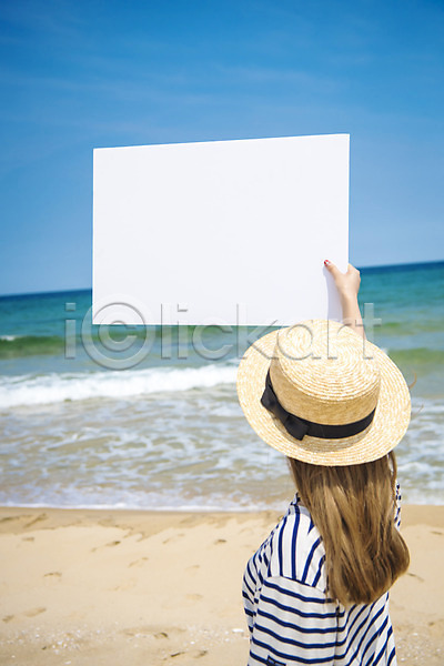 휴식 20대 성인 성인여자한명만 여자 한명 JPG 아웃포커스 옆모습 포토 광고판 들기 바다 배너 사각프레임 상반신 서기 알림판 야외 여름(계절) 여름풍경 응시 주간 풍경(경치) 프레임 해변 휴가