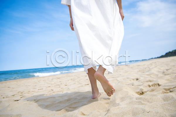 여유 행복 휴식 20대 성인 성인여자한명만 여자 한명 JPG 뒷모습 아웃포커스 포토 걷기 모래 모래사장 바다 야외 어싱 여름(계절) 여름풍경 일상 주간 풍경(경치) 하반신 해변 휴가