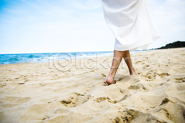 여유 행복 휴식 20대 성인 성인여자한명만 여자 한명 JPG 뒷모습 아웃포커스 포토 걷기 모래 모래사장 바다 서기 야외 어싱 여름(계절) 여름풍경 일상 주간 풍경(경치) 하반신 해변 휴가