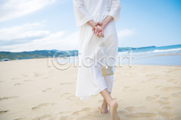 여유 행복 휴식 20대 성인 성인여자한명만 여자 한명 JPG 뒷모습 아웃포커스 포토 걷기 들기 모래 모래사장 바다 서기 야외 어싱 여름(계절) 여름풍경 유리병 일상 주간 풍경(경치) 하반신 해변 휴가