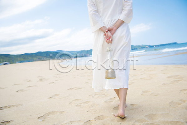 여유 행복 휴식 20대 성인 성인여자한명만 여자 한명 JPG 뒷모습 아웃포커스 포토 걷기 들기 모래 모래사장 바다 서기 야외 어싱 여름(계절) 여름풍경 유리병 일상 주간 풍경(경치) 하반신 해변 휴가