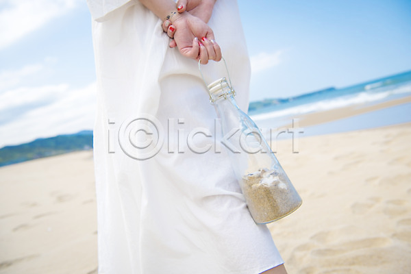 여유 행복 휴식 20대 성인 성인여자한명만 여자 한명 JPG 뒷모습 포토 걷기 들기 모래 모래사장 바다 서기 야외 여름(계절) 여름풍경 유리병 일상 주간 풍경(경치) 하반신 해변 휴가