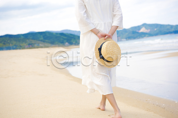 여유 행복 휴식 20대 성인 성인여자한명만 여자 한명 JPG 뒷모습 아웃포커스 포토 걷기 들기 모래 모래사장 모자(잡화) 바다 야외 어싱 여름(계절) 여름풍경 일상 주간 풍경(경치) 하반신 해변 휴가