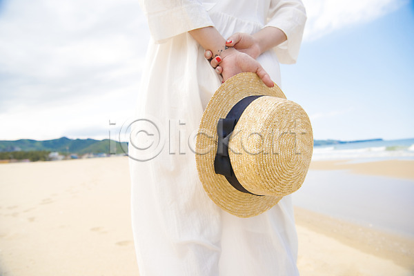 여유 행복 휴식 20대 성인 성인여자한명만 여자 한명 JPG 뒷모습 아웃포커스 포토 모래 모래사장 모자(잡화) 바다 서기 야외 여름(계절) 여름풍경 일상 주간 풍경(경치) 하반신 해변 휴가