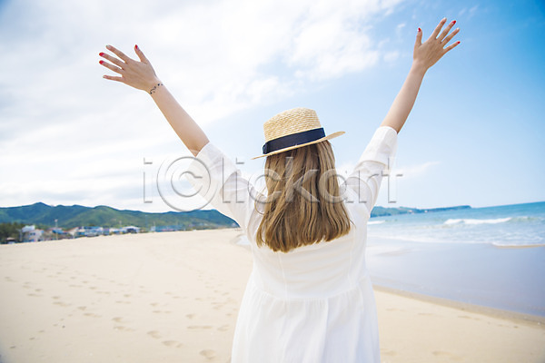 여유 행복 휴식 20대 성인 성인여자한명만 여자 한명 JPG 뒷모습 아웃포커스 포토 모래 모래사장 모자(잡화) 바다 상반신 서기 손들기 야외 여름(계절) 여름풍경 일상 주간 풍경(경치) 해변 휴가