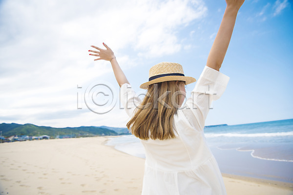 여유 행복 휴식 20대 성인 성인여자한명만 여자 한명 JPG 뒷모습 아웃포커스 포토 모래 모래사장 바다 상반신 서기 손들기 야외 여름(계절) 여름풍경 응시 일상 주간 풍경(경치) 해변 휴가