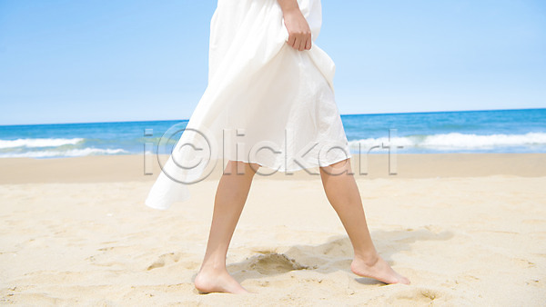 여유 편안함 평화 행복 휴식 20대 성인 성인여자한명만 여자 한명 JPG 아웃포커스 옆모습 포토 걷기 모래 모래사장 바다 야외 어싱 여름(계절) 여름풍경 일상 잡기 주간 풍경(경치) 하반신 해변 휴가